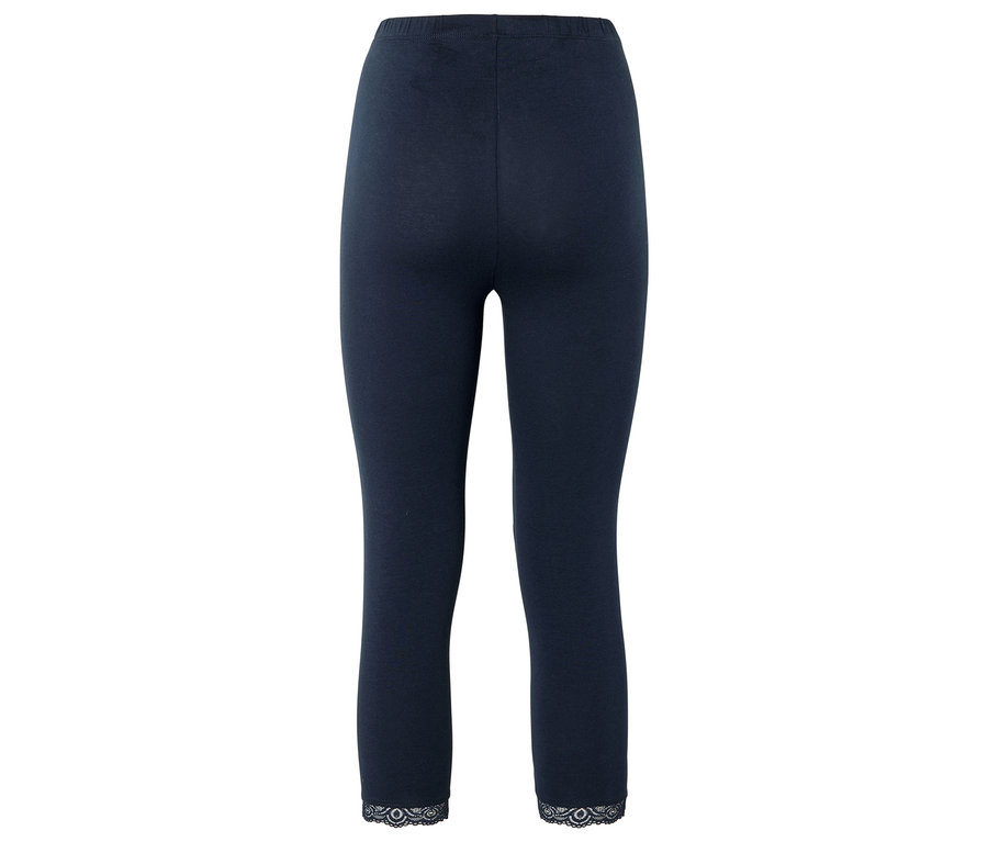 Sötétkék leggings csipkés szegéllyel a nadrágszárak végén.