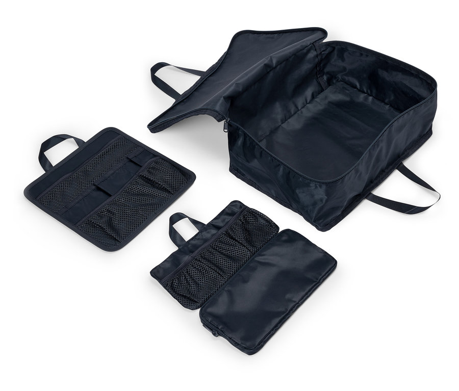 Három tengerészkék anyagból készült táska fogantyúkkal és hálós rekeszekkel fekszik egy fehér háttéren. Az egyik táska nyitva van, és a belsejét mutatja.