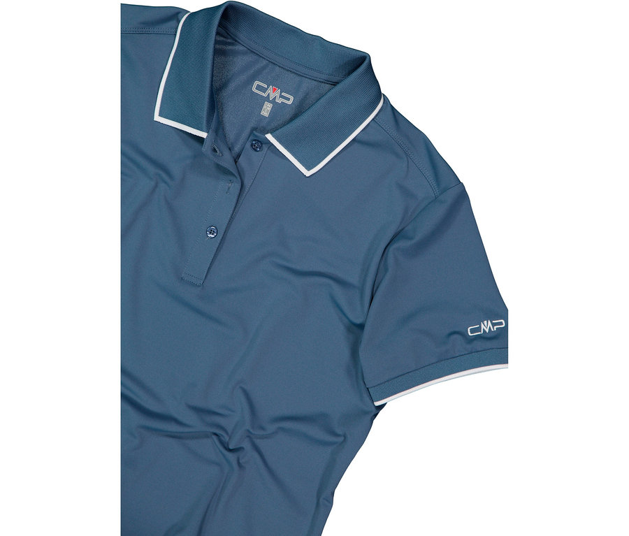 Kék póló fehér díszítéssel a galléron és az ujjakon.