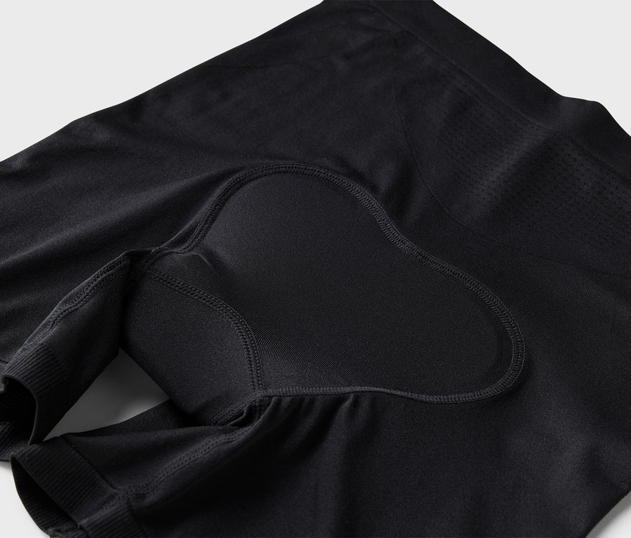 Fekete kerékpáros rövidnadrág közeli képe üléspárnával.