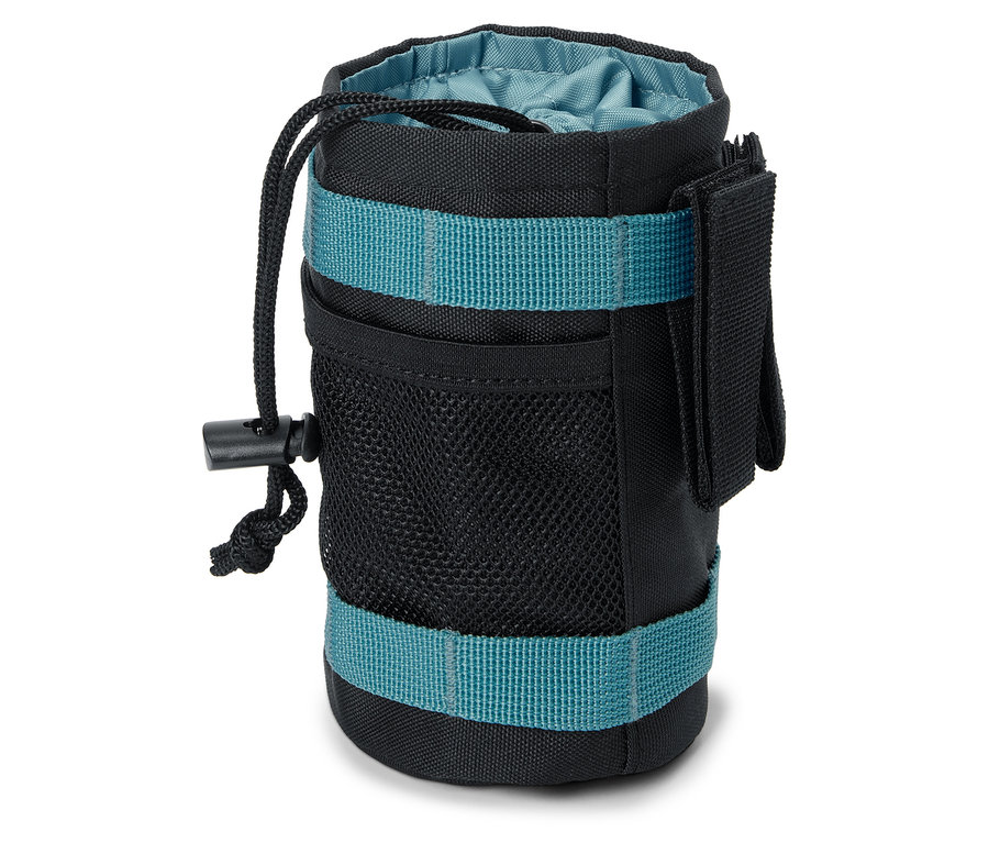 Fekete táska kék csíkokkal és húzózsinórral.