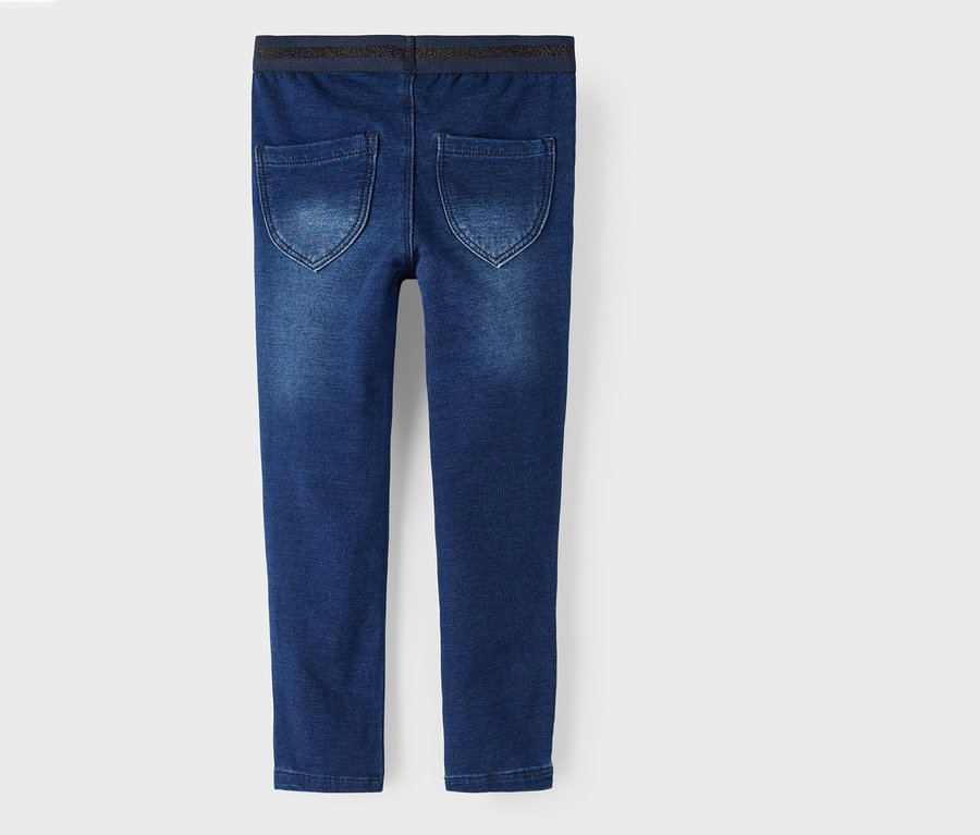 Kék NAME IT jeggings hátulnézetének közeli képe.