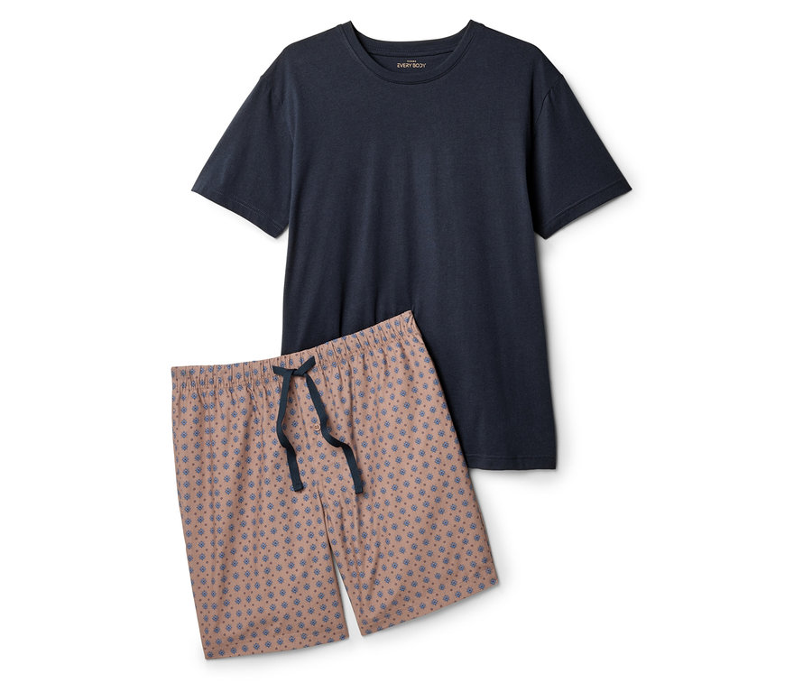 Egy sötétkék póló és egy rózsaszín, kék mintás rövidnadrág fekszik egy fehér háttéren.