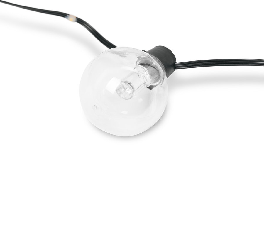 Egyetlen átlátszó izzó közeli képe fekete kábellel, fehér háttérrel.