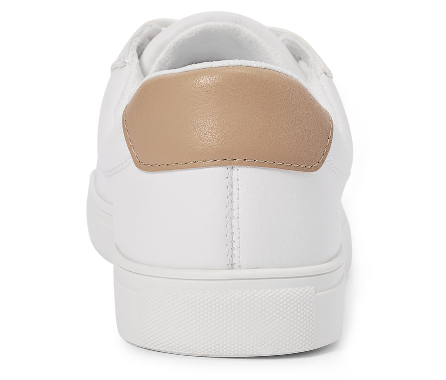 Egy bézs színű sarokpánttal ellátott fehér tornacipő hátulnézete.