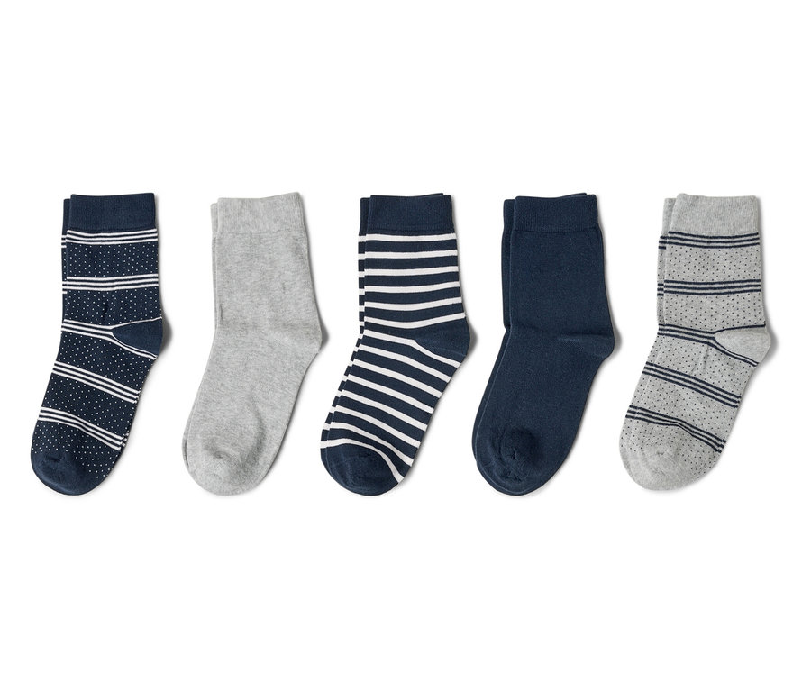 Öt különböző színű és mintájú zokni fekszik egymás mellett.