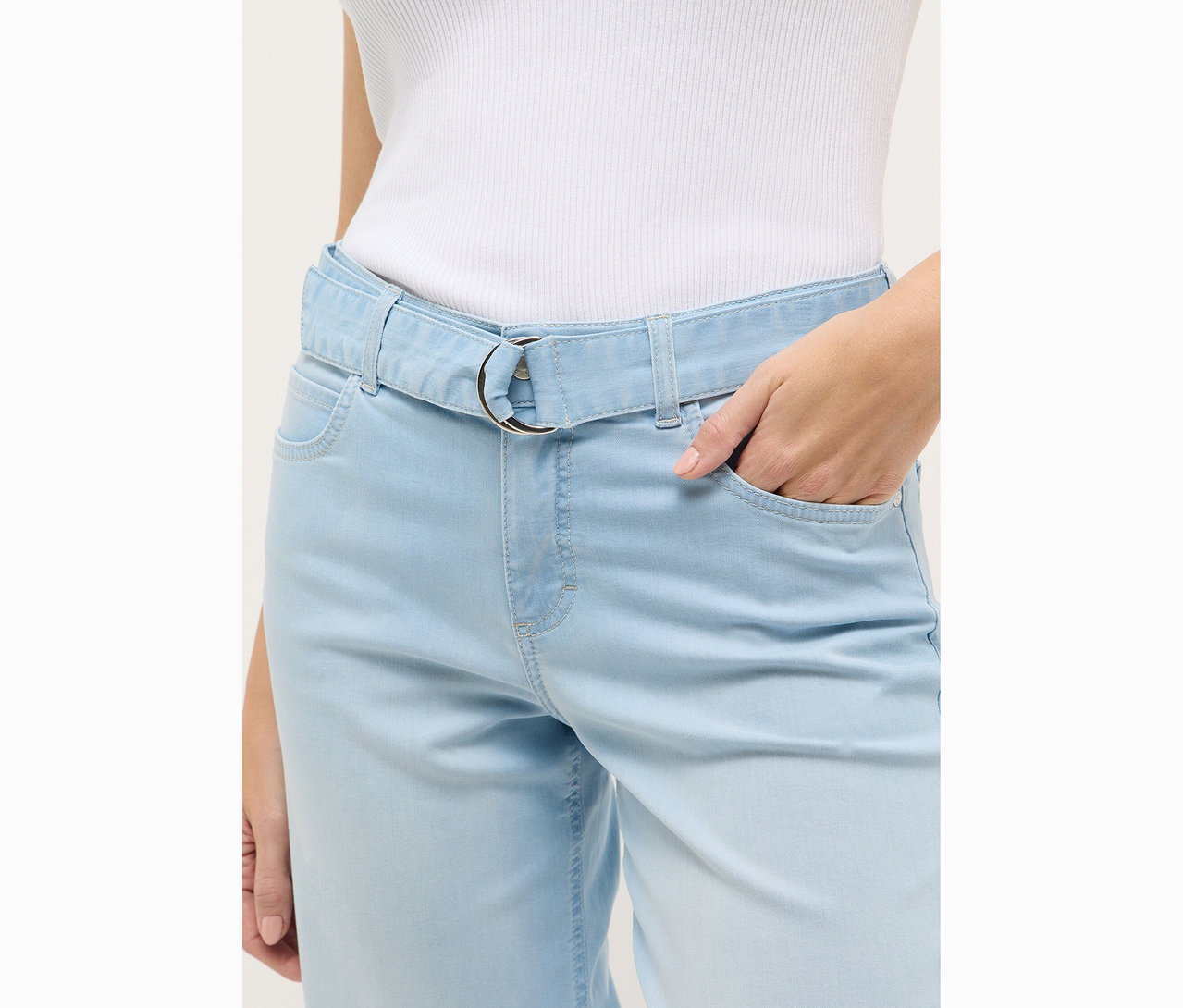Nő visel Angels denim »Linn City« bokát szabadon hagyó farmernadrágot, fehérített kék színben. A keze a zsebében van.