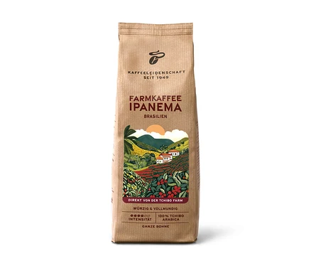 Barna papírzacskó Ipanema farmkávé, 500 g szemes kávé, színes illusztrációval egy kávéültetvényről. Feliratok: „Farmkaffee Ipanema Brasilien”, „WÜRZIG & VOLLMUNDIG”, „100 % Tchibo Arabica”.