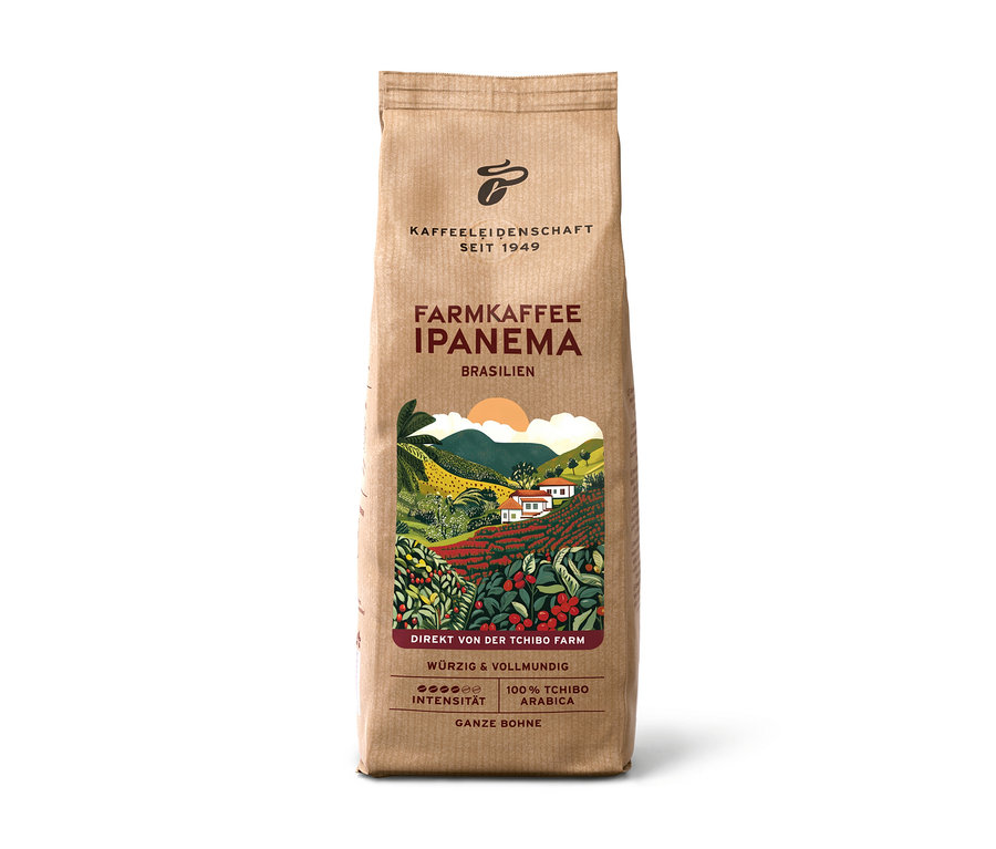 Barna papírzacskó Ipanema farmkávé, 500 g szemes kávé, színes illusztrációval egy kávéültetvényről. Feliratok: „Farmkaffee Ipanema Brasilien”, „WÜRZIG & VOLLMUNDIG”, „100 % Tchibo Arabica”.