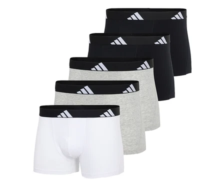 Öt darab adidas Active Flex Cotton boxeralsó fehér, szürke és fekete színben, legyezőszerűen elrendezve és egymásra halmozva. Mindegyik fekete derékpánttal és fehér adidas háromcsíkos logóval rendelkezik.