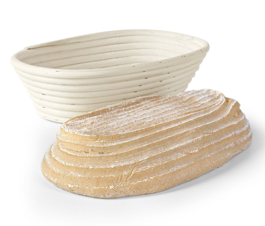 Egy ovális kenyérkelesztő kosár és egy sült kenyér.