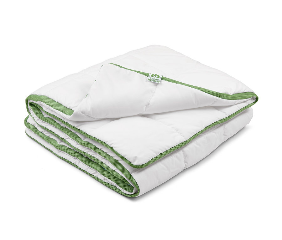 Összehajtott, fehér irisette® greenline steppelt paplan klímaszalaggal.