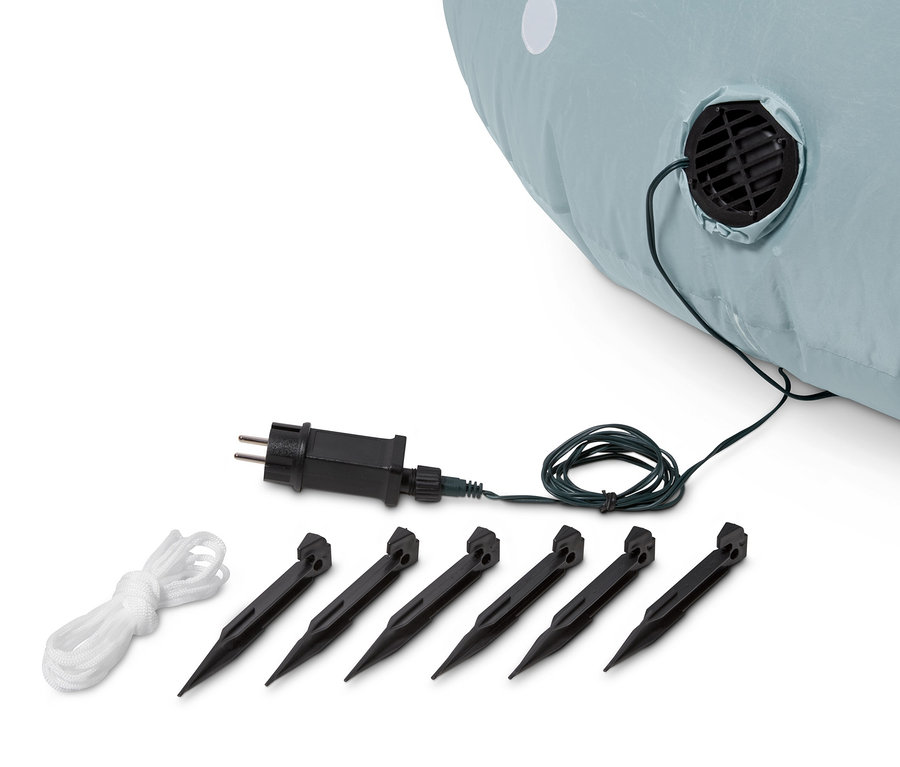 Egy XXL LED-es felfújható karácsonyfa és egy XXL LED-es felfújható télapó részlete karókkal és zsinórral.