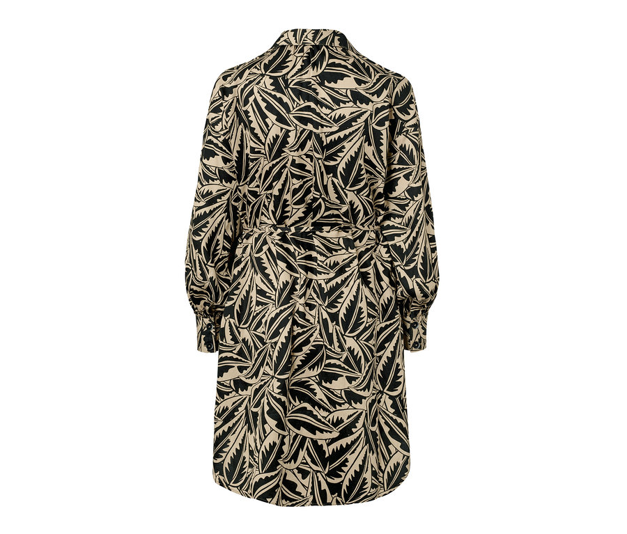 Egy fekete, nyomott mintás, lenvászon hosszú blúz részlete.