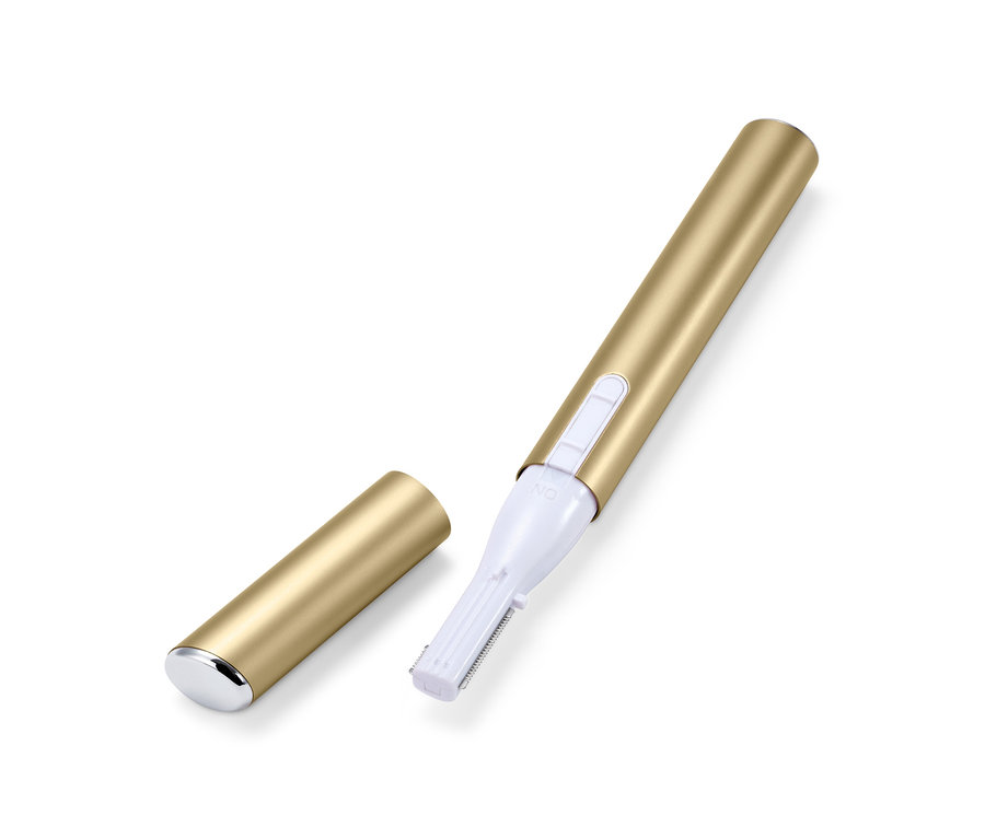 Egy arany színű, elemes elektromos szemöldökformázó és a levehető kupakja fekszik egy fehér háttéren.