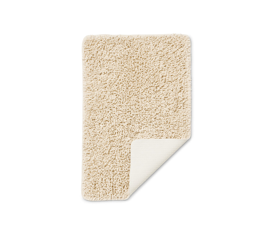 Egy vanília színű, újrahasznosított kádkilépő látható fehér háttéren, mérete 50 x 80 cm.