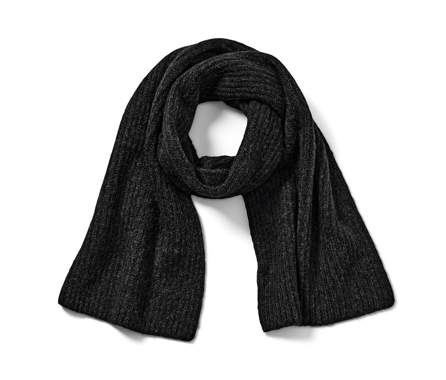 Egy antracit színű kötött sál fekszik egy fehér háttéren.