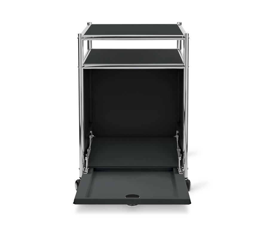 Egy fekete színű, görgős, egyajtós fémtároló látható nyitott állapotban.