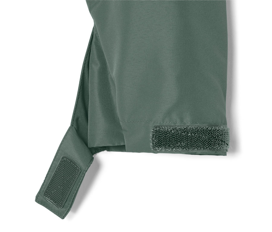 Egy zöld, minden időjárásra alkalmas kabát részlete tépőzárral az ujján.