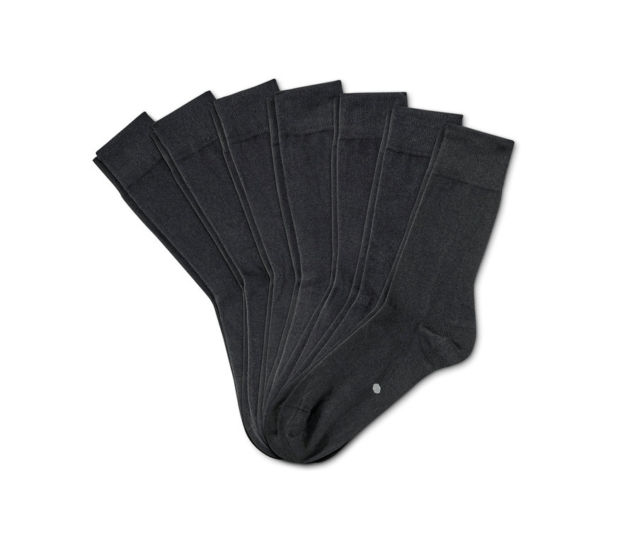 Hét pár fekete zokni.