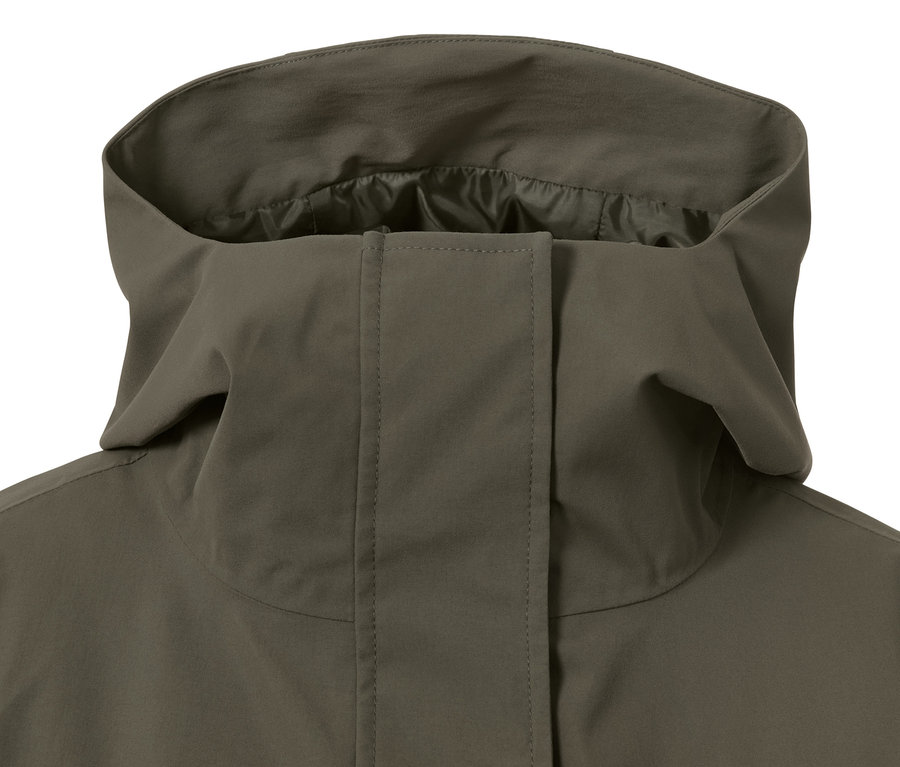 Egy olívazöld, 3 az 1-ben esőkabát mellénnyel részlete, a kapucni fel van húzva.
