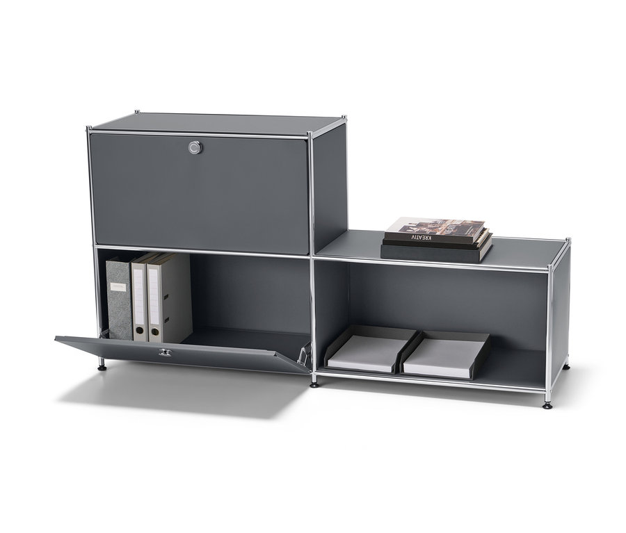 Szürke »CN3« 3 rekeszes fém szekrény, az egyik ajtó nyitva.