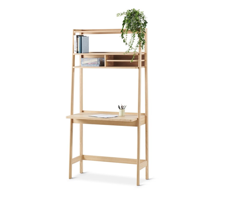 Álló polc, asztallal, fa, három polccal, könyvekkel, növénnyel és íróasztallal.