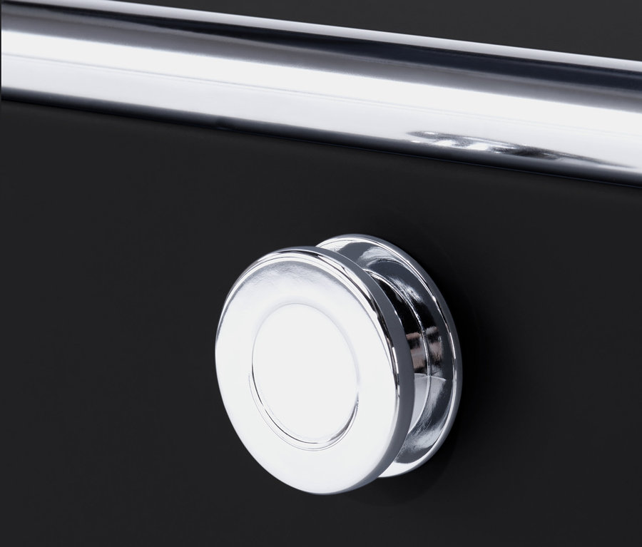 Egy fekete »CN3« komód részlete krómozott fogantyúval és gombbal.