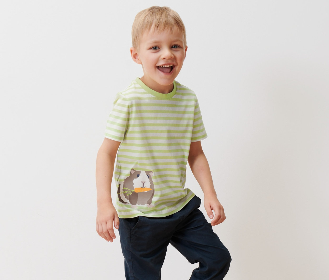 Egy fiú rövid ujjú, világoszöld csíkos pólót visel tengerimalac mintával és 2 kisgyerek pólót, tengerimalacos.