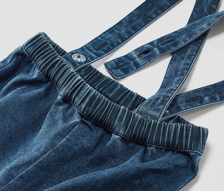 Közeli kép egy kisgyerek sávoly nadrágról.