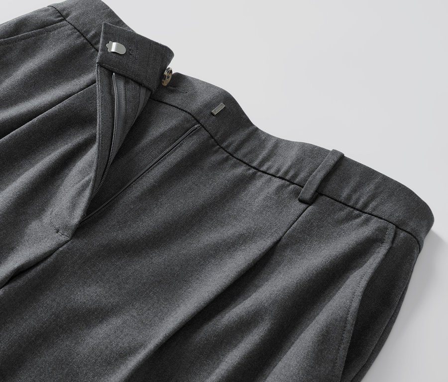 Egy szürke, kényelmes szövött nadrág részlete nyitott cipzárral.