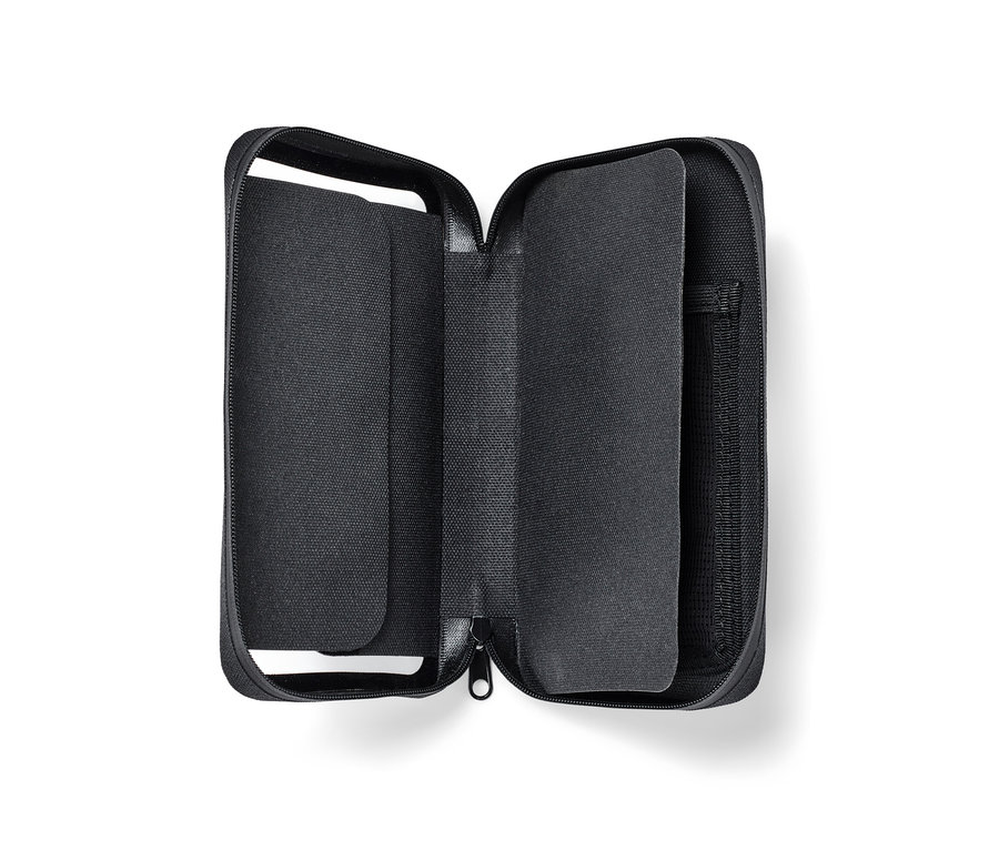 Egy nyitott, fekete 2 az 1-ben okostelefon-táska.