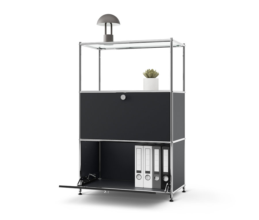 Fekete fém »CN3« komód 2 lenyíló ajtóval, nyitott alsó résszel, három iratrendezővel, valamint egy lámpával és egy növénnyel a tetején.