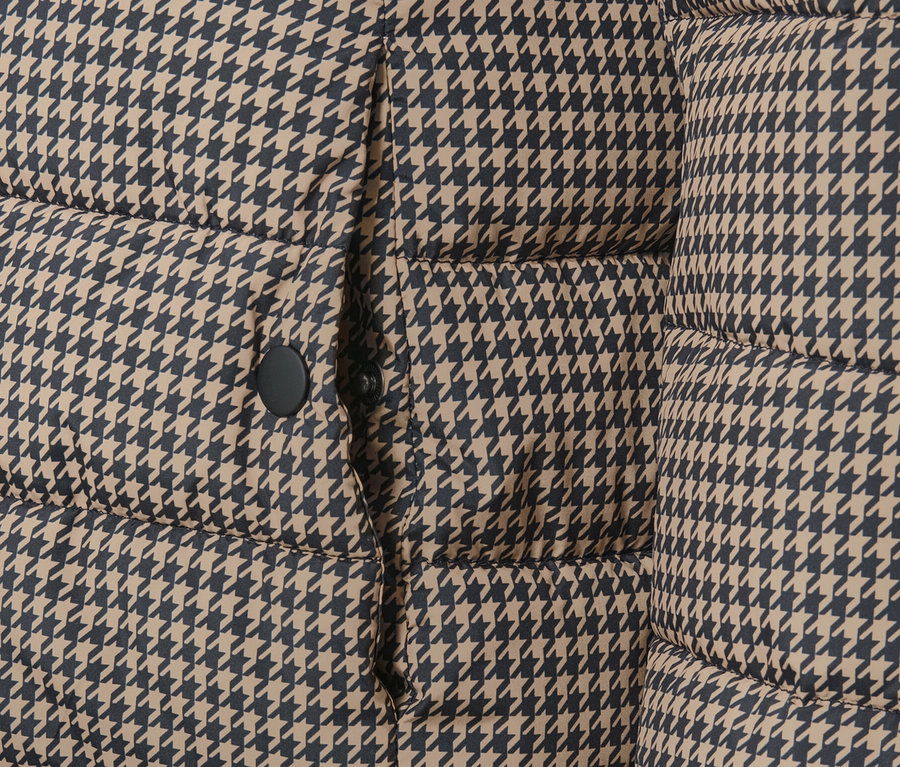 Női steppelt dzseki részlete, tyúklábmintás.