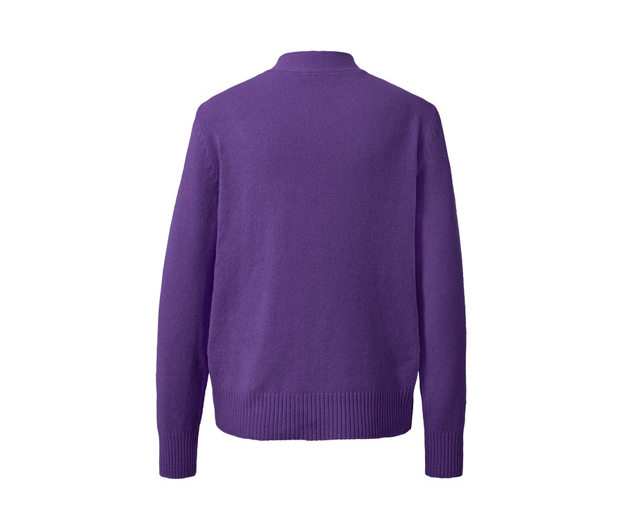 Lila kötött kardigán gyapjúval.