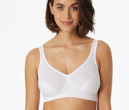 Nő visel egy fehér, 2 SCHIESSER kosaras bustier melltartót biopamuttal.