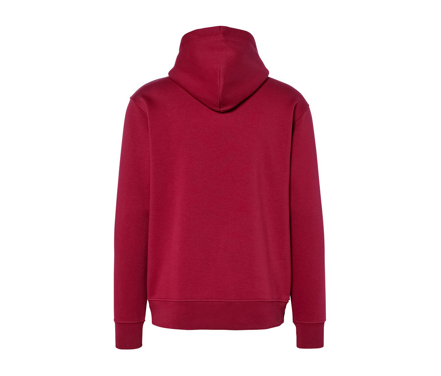 Hátulnézet egy piros kapucnis pulóverről.