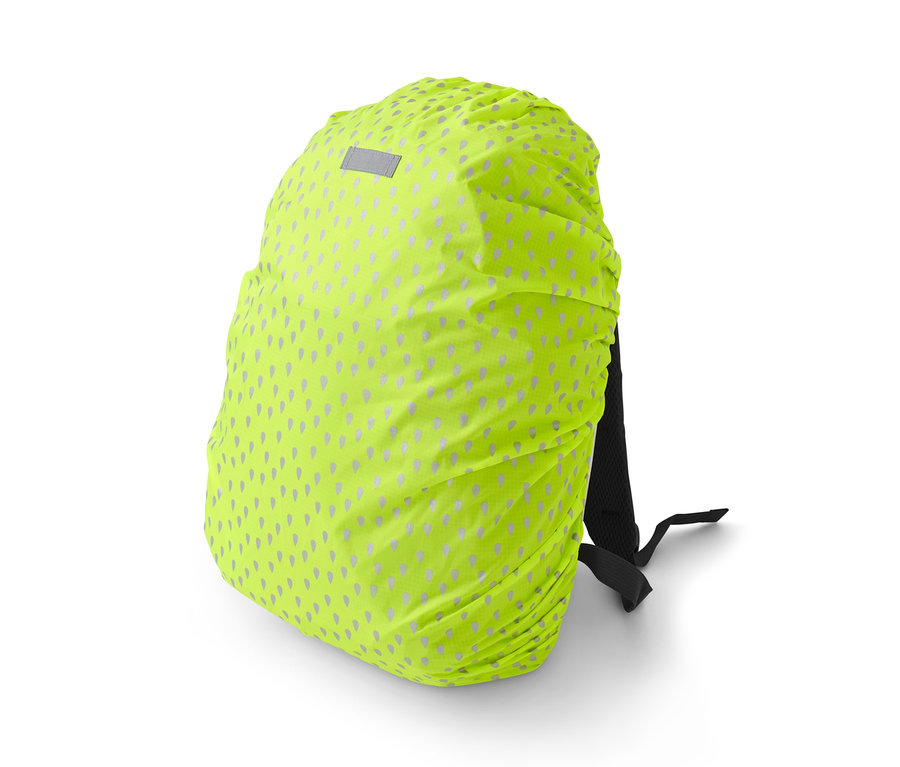 Egy sárga hátizsák, melyen egy narancssárga, mintás hátizsák védőhuzat van.