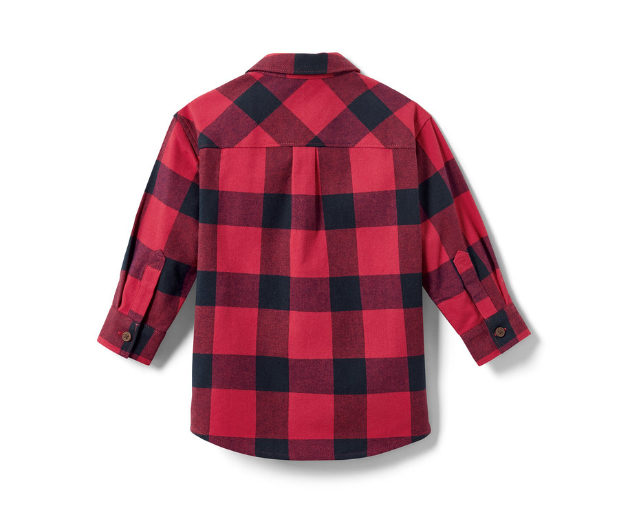 Hátulnézet egy piros és fekete kockás mintázatú kisfiú flanelingről.