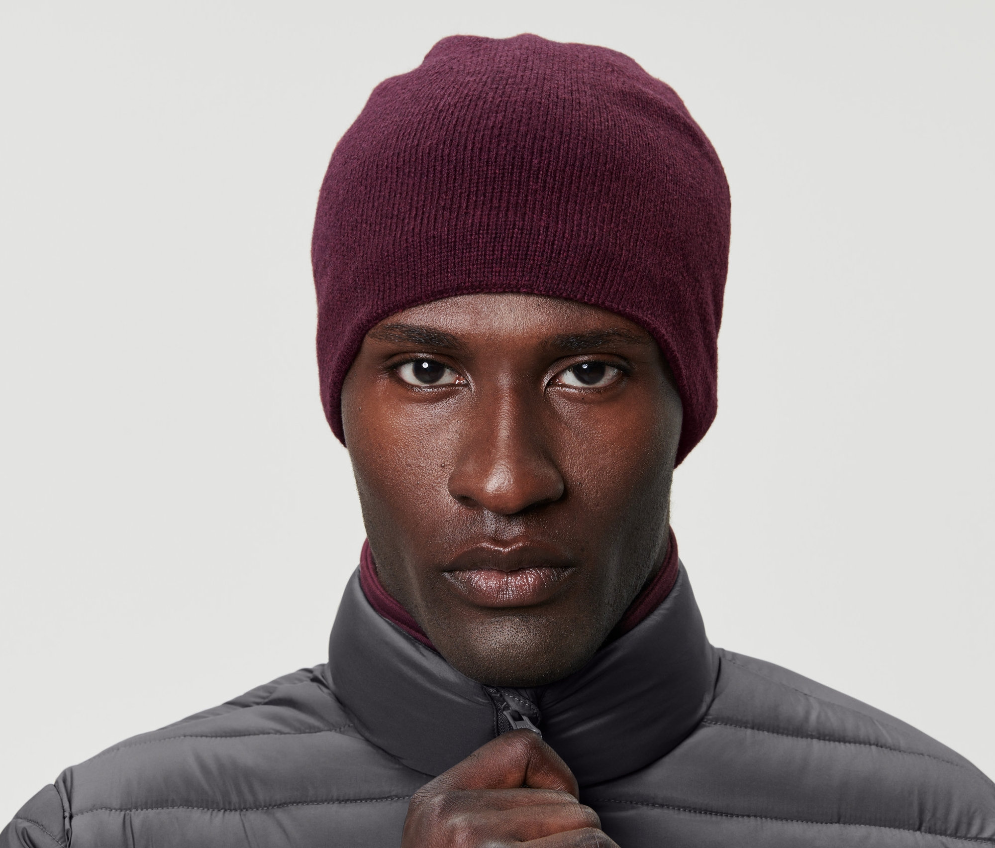 Portré egy kötött sapkát viselő férfiról.