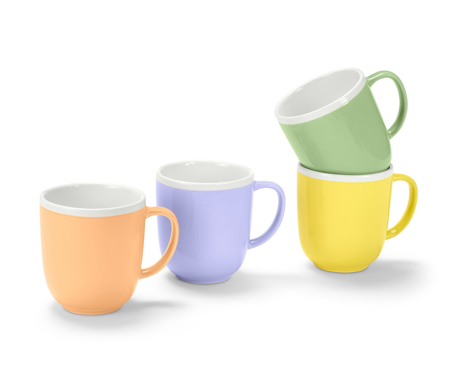 Négy különböző színű (barack, lila, sárga és zöld) porcelán bögre fehér háttérrel.