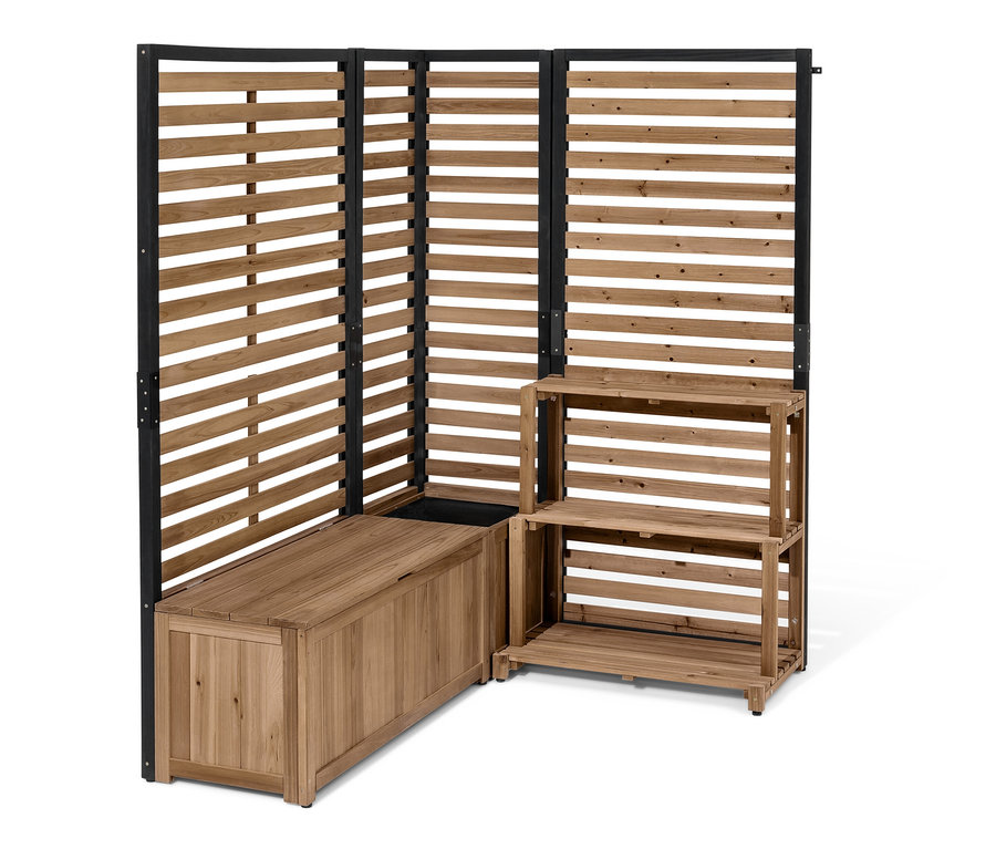 Egy »Elin« belátásgátló polcmodul látható a szabadban.