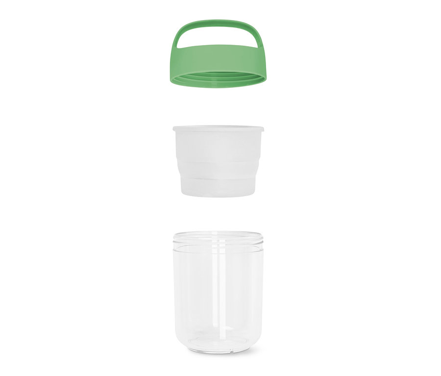 Egy szétszerelt, kicsi To-Go ételhordó doboz, mely egy zöld fedőből, egy fehér belső tartályból és egy átlátszó külső tartályból áll.