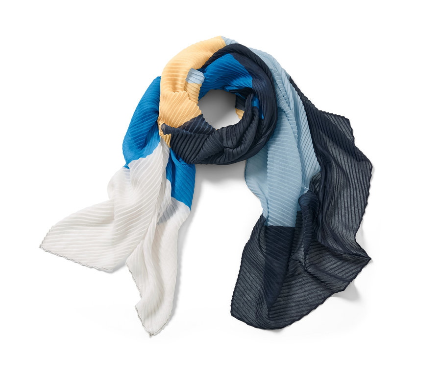 Egy színes blokkokkal díszített, pliszírozott női szövetsál részlete.