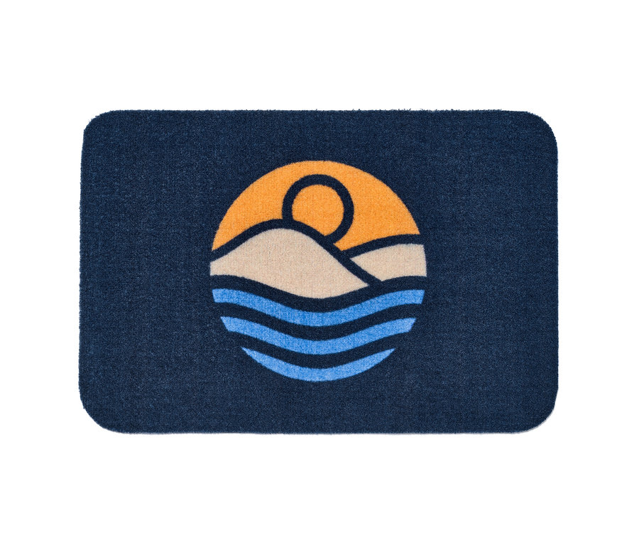 Sötétkék, mintás lábtörlő tenger, hegyek és nap motívummal.