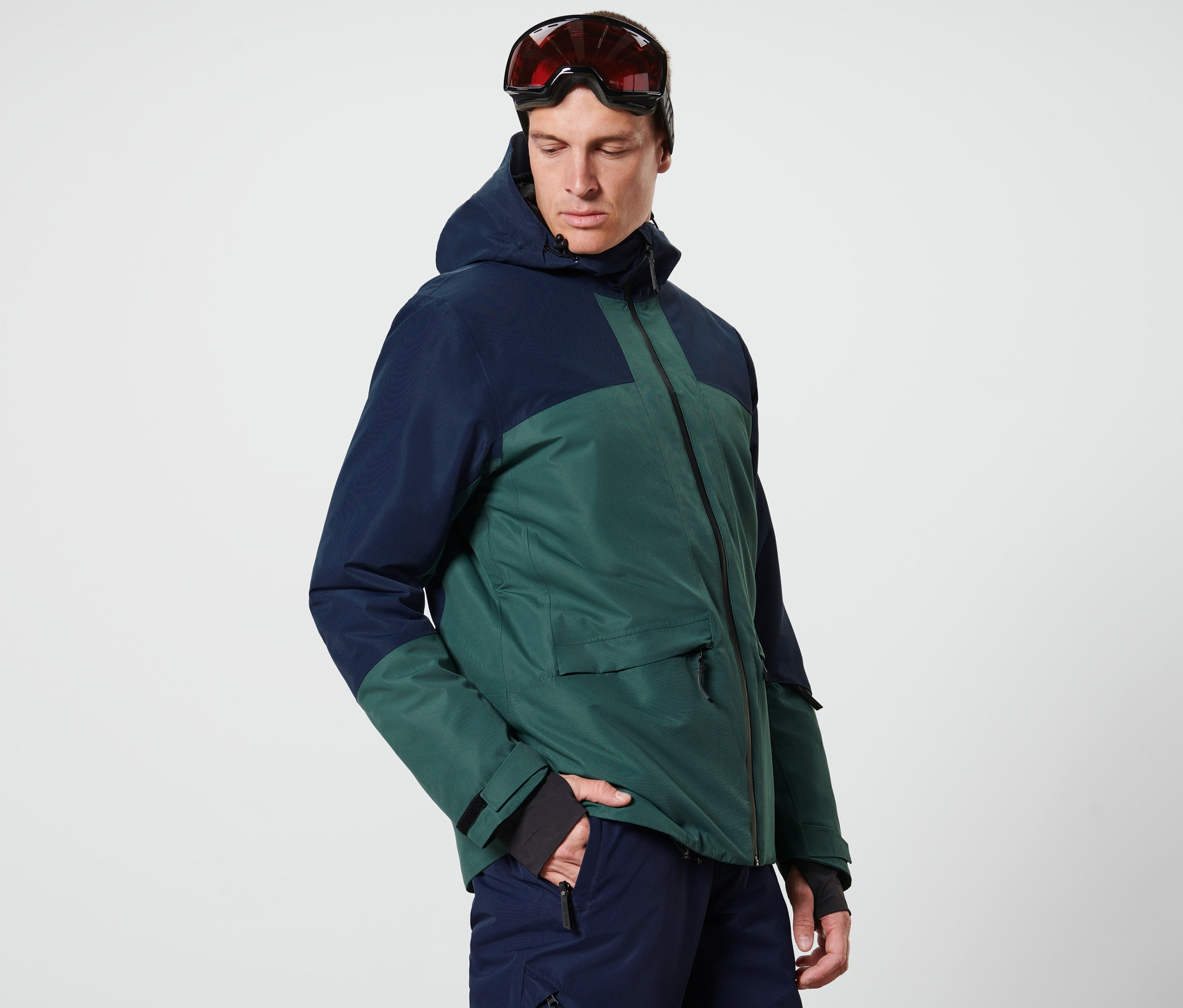 Férfi kék/zöld síkabátot visel.