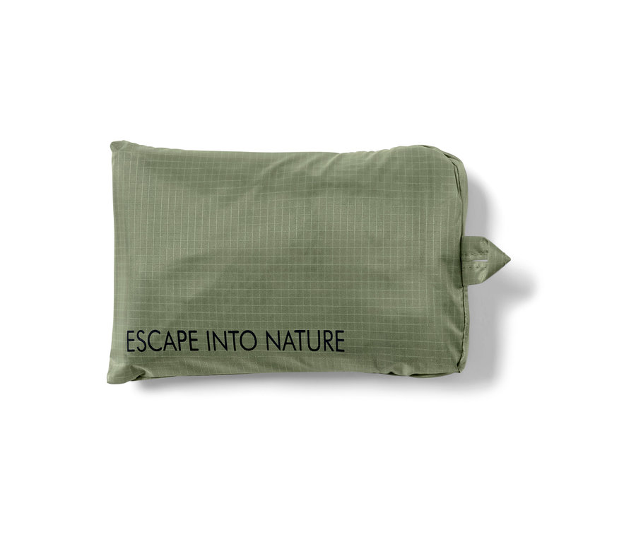 Egy becsomagolt olíva színű mini pikniktakaró az "Escape into nature" felirattal, fehér háttéren.