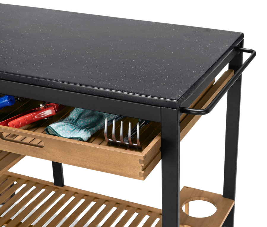 Közelkép egy Elin grillkocsiról, fiókkal, benne grilleszközökkel és egy munkafelülettel.