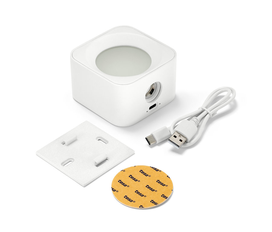 Fehér LED akkumulátoros fali lámpa, szerelőlap, töltőkábel és ragasztófelület fehér háttéren.