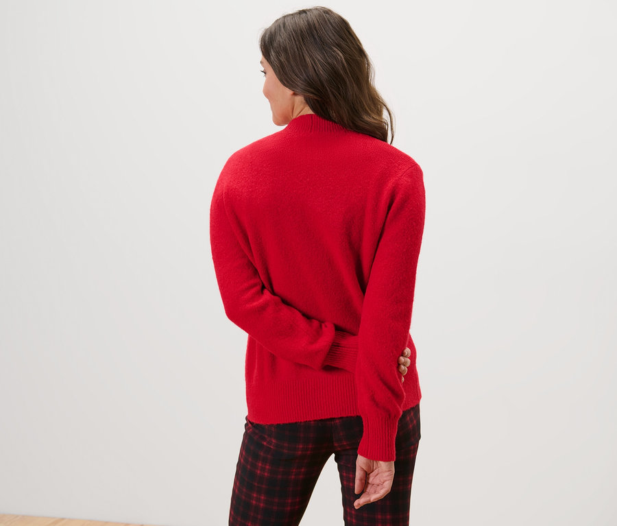 Hátulnézet egy női kötött, gyapjú tartalmú piros kardigánban.